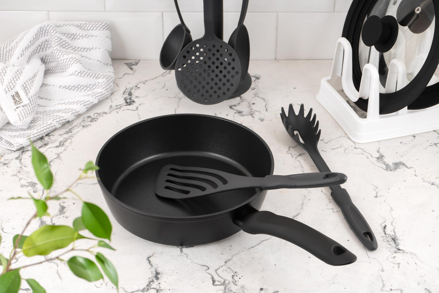 Ardesto Gourmet AR1928GDP Black Aluminum Frying Pan, 28 cm - Image 4